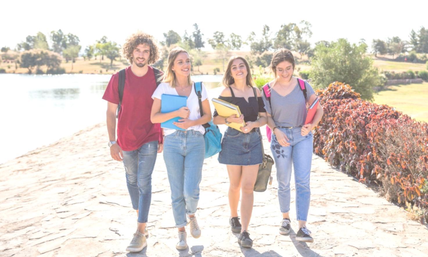 Estudiantes participando en sesión de formación financiera